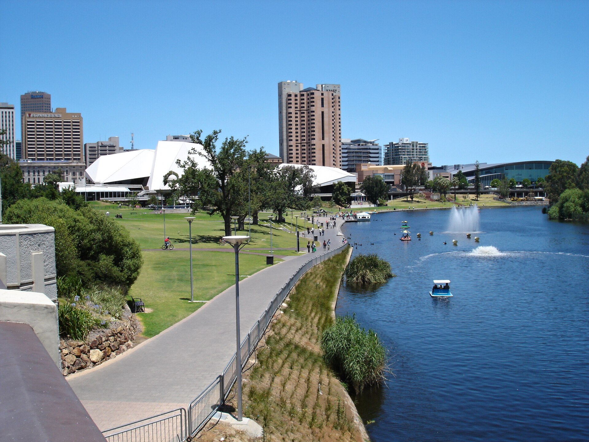 El río Torrens en el centro de Adelaida, con el Adelaide Convention Centre en la otra orilla