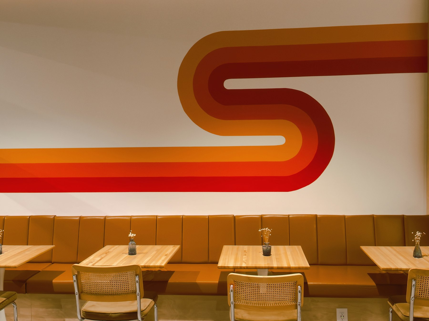 Banquettes vides et tables dans un fast-food au décor rétro