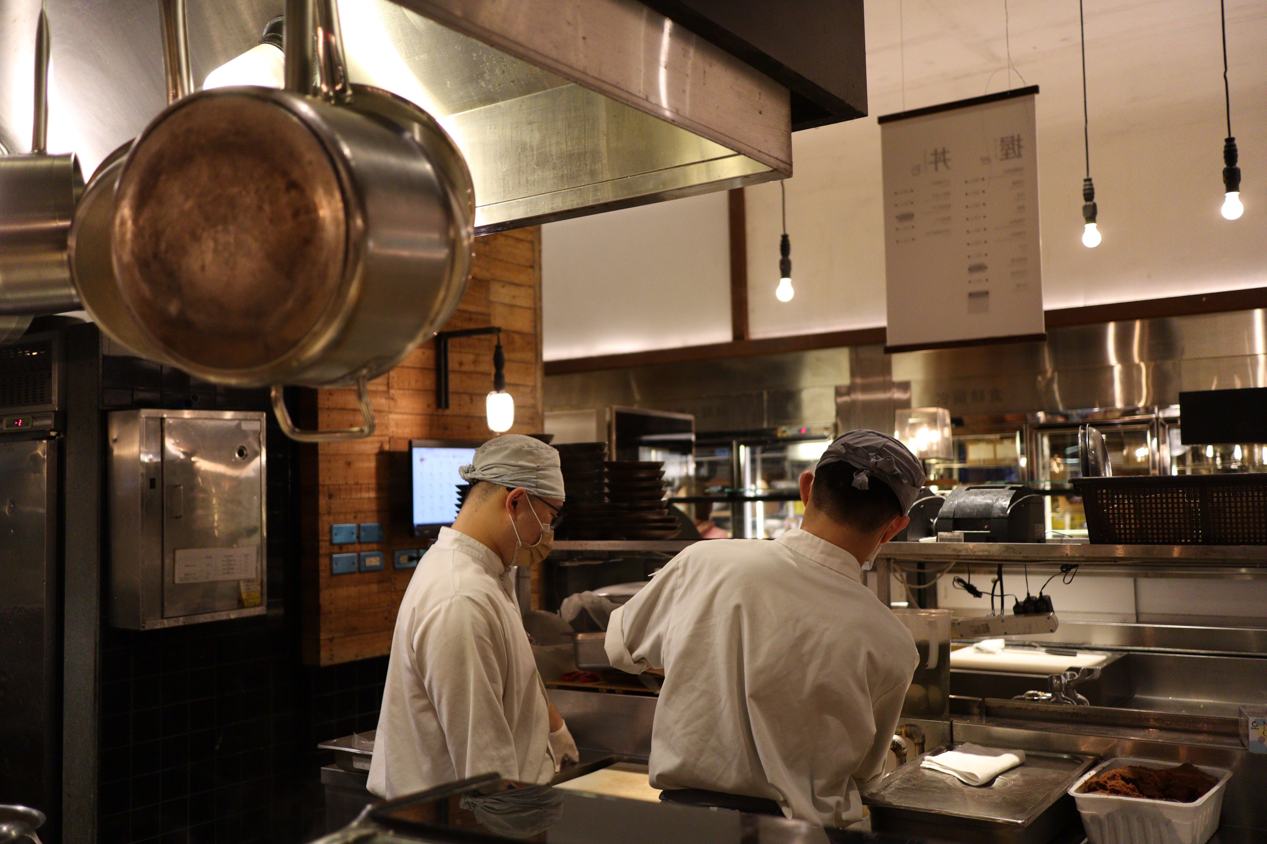 Due cuochi che lavorano fianco a fianco in una cucina professionale di ristorante