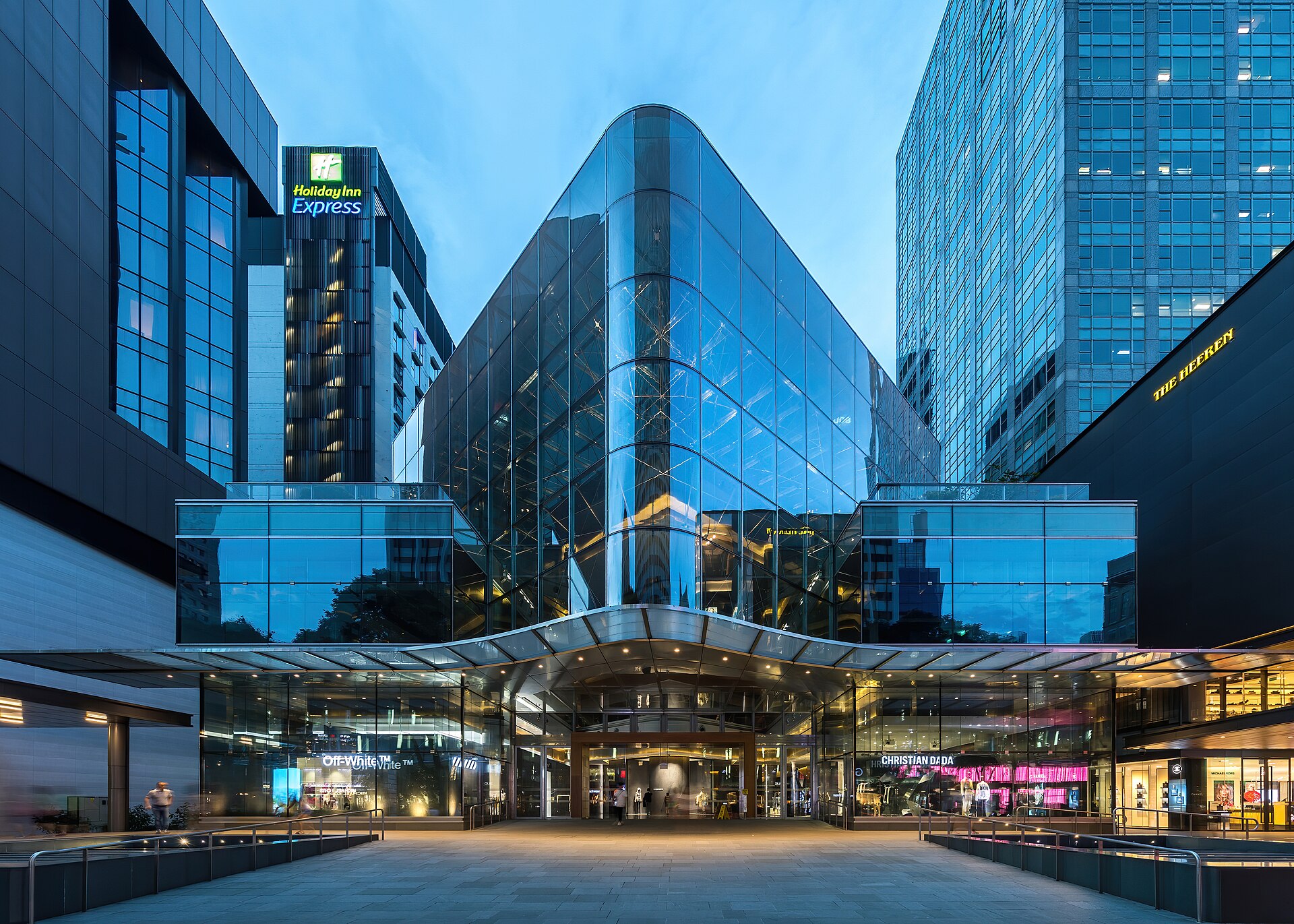 Fachadas de cristal iluminadas en Orchard Road, Singapur, a la hora azul