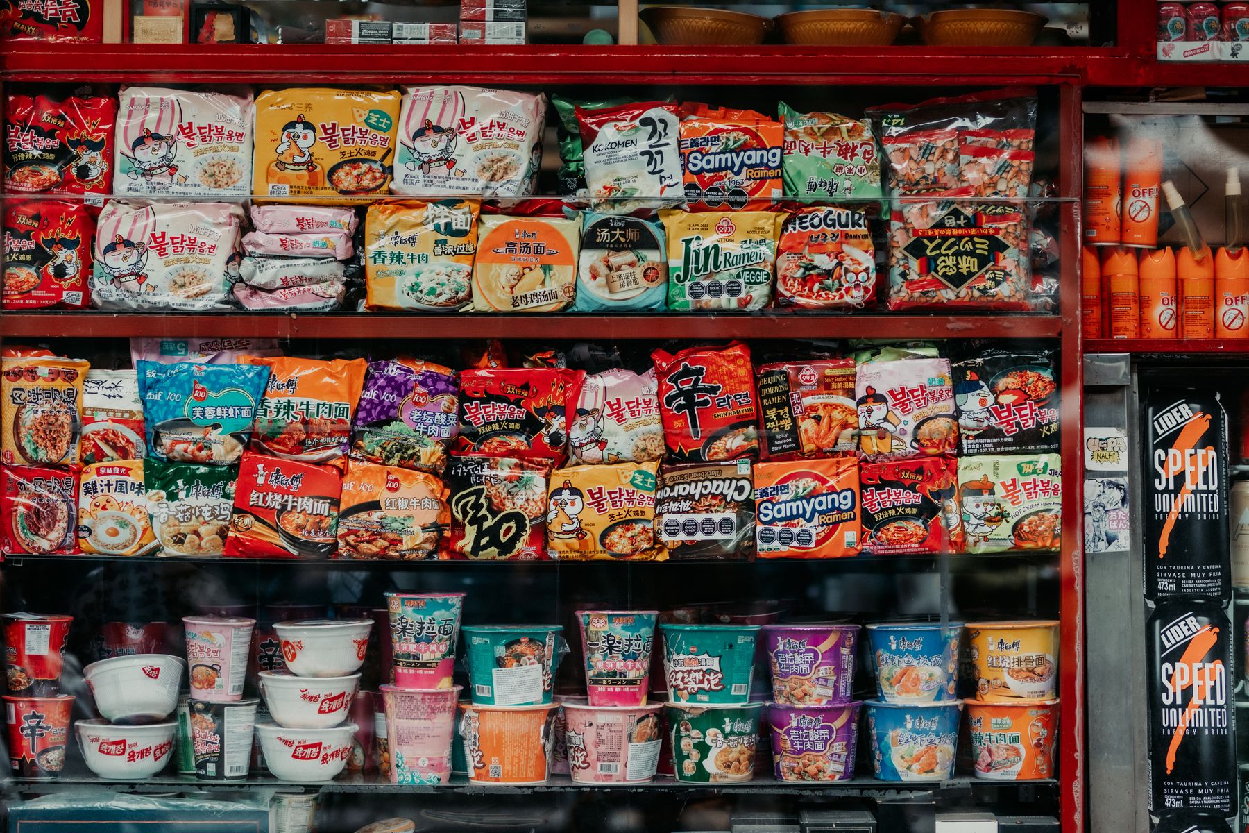 Estanterías repletas de marcas coreanas de fideos instantáneos como Samyang y Shin Ramyun