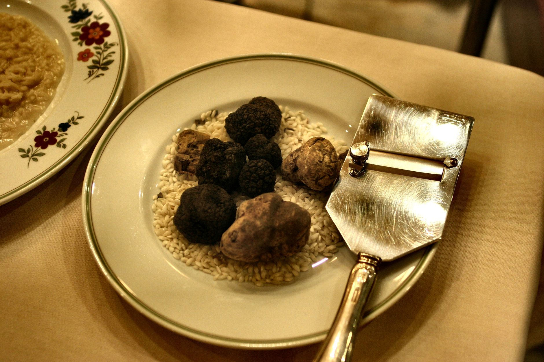 Trufas de Borgoña enteras y trufas de verano pálidas sobre una cama de arroz crudo