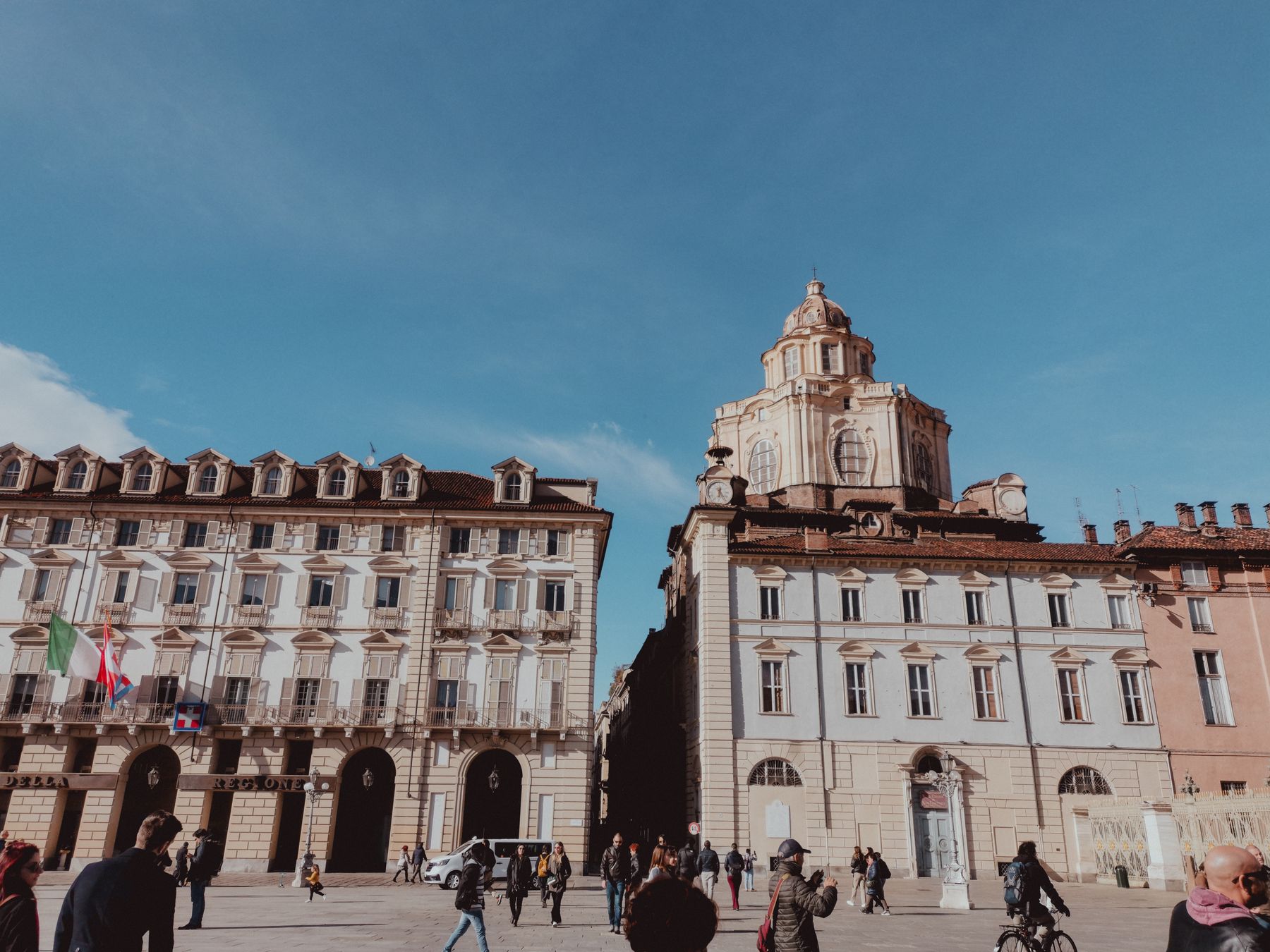 Zonovergoten Piazza Castello in Turijn met de koepel van het Palazzo Madama en voorbijgangers