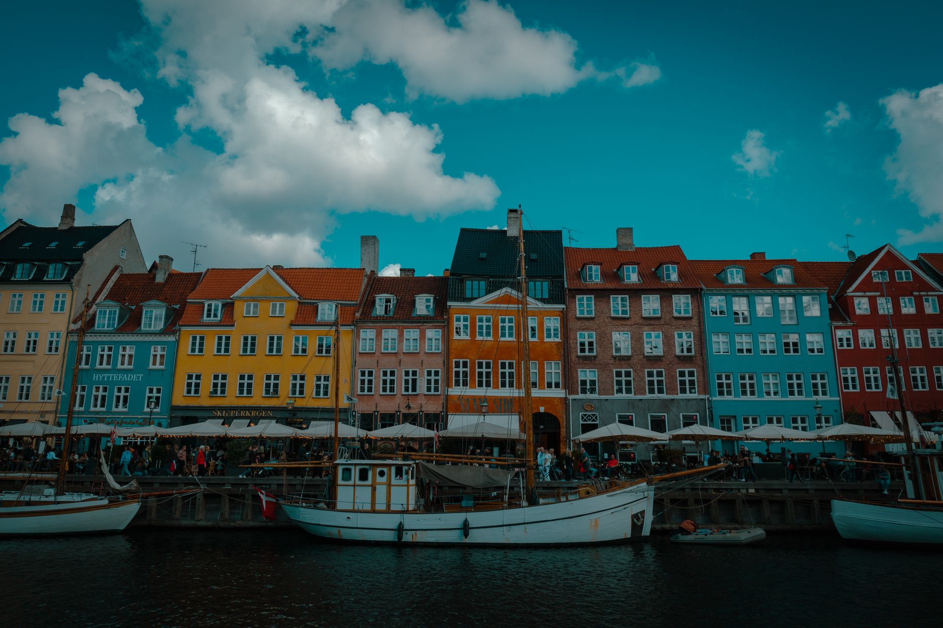 Bunte Häuser und Holzboote am Nyhavn-Kanal in Kopenhagen, Dänemark