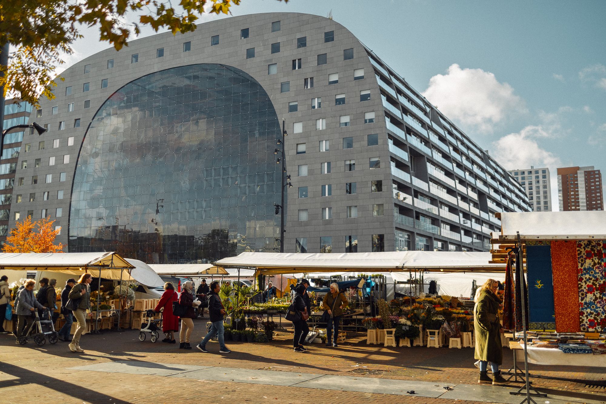 Market stalls on the Binnenrotte square in front of the arched Markthal in Rotterdam