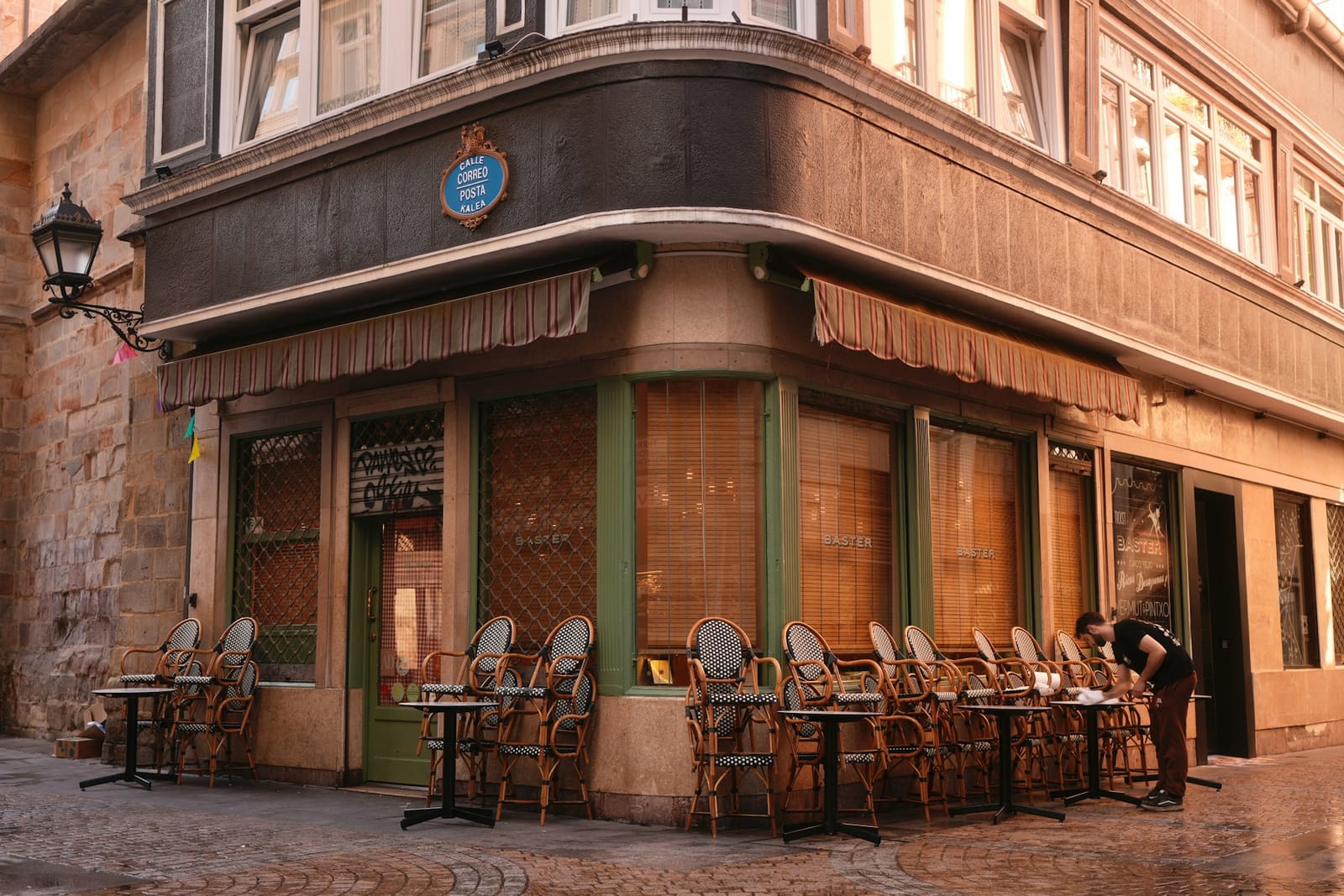 Un bar de pintxos en una esquina con sillas de ratán en una calle empedrada del Casco Viejo de Bilbao