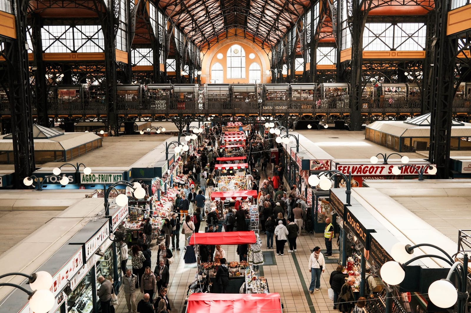 Besucher zwischen den Ständen unter dem Eisen-Glas-Dach der Großen Markthalle in Budapest