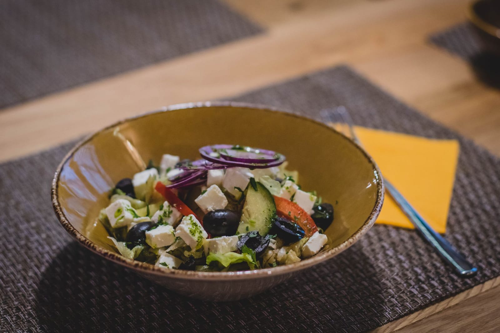 Ensalada griega horiatiki con feta, tomate, pepino y aceitunas en un bol ancho