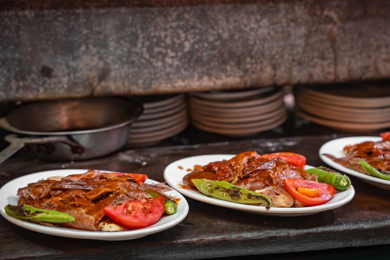 Borden met gesneden doner kebab met tomaat en gegrilde paprika