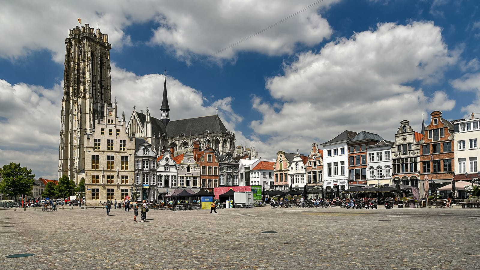 Grote Markt de Malines avec la tour de la cathédrale Saint-Rombaut et des terrasses