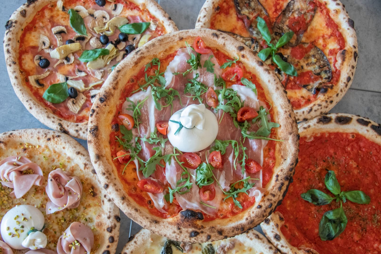 Bovenaanzicht van een vers gebakken Napolitaanse pizza met een geblakerde korst