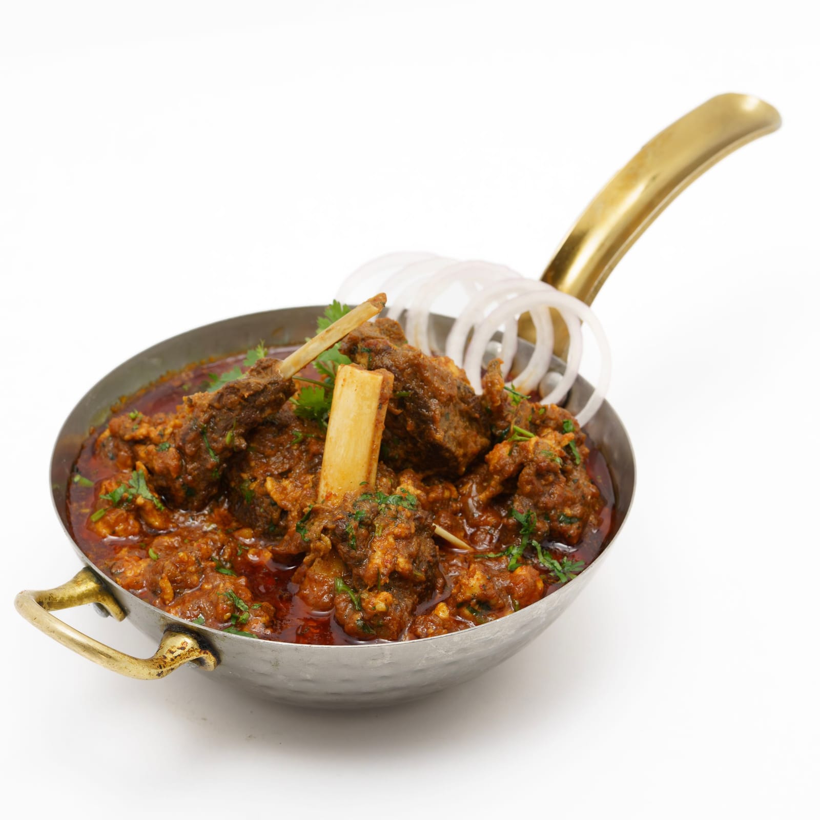 Nihari de cordero cocinado a fuego lento, servido en una cazuela de latón