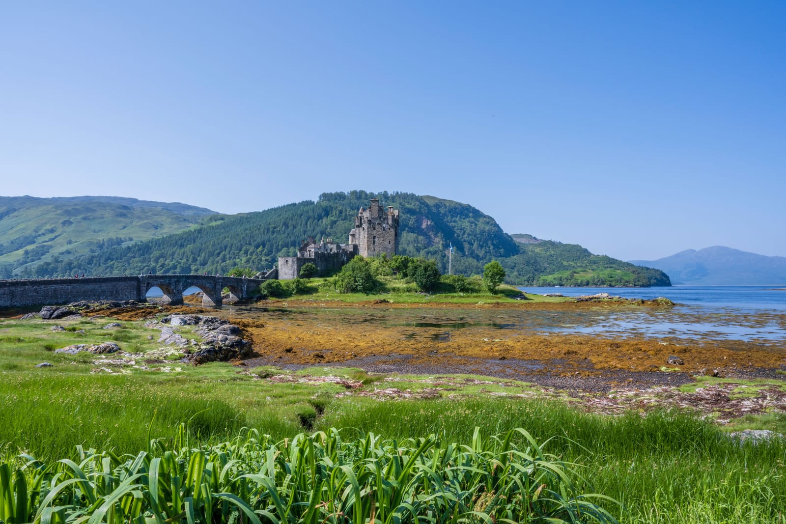 Un castillo de piedra junto a un loch en las Highlands escocesas